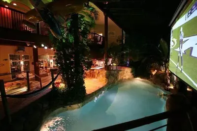 Image de Hawaii à l'intérieur! Piscine Tiki-Bar 20 'Palms, 5 cascades, 2 théâtres, piscine, spa, salle de gym