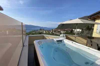 Image de Suite avec hydromassage, 6 lits, vue imprenable sur le lac, sauna, piscine