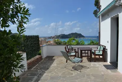 Image de Appartement tranquille absorbé en un espace près du mer. Vieux Spectaculaire.