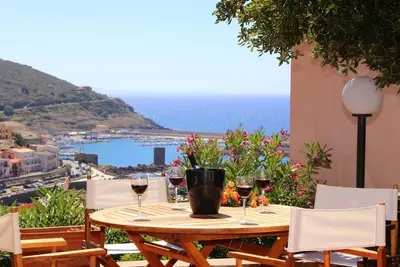 Image de Baie romantique - magnifiques couchers de soleil depuis votre jardin