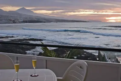 Image de Studio avec piscine, terrasse et vue sur la mer
