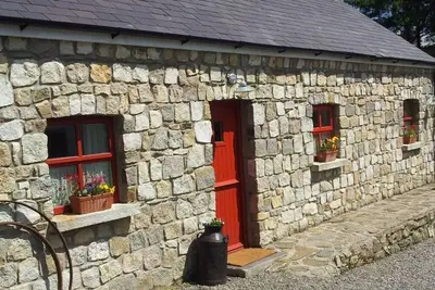 Image de Unique et charmant cottage en pierre traditionnelle dans un cadre pittoresque