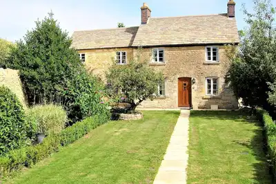 Image de Roseleigh Cottage au coeur de Stow-on-the-Wold avec parking pour 2 voitures.