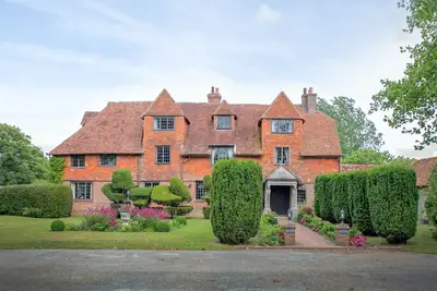 Image de Notre charmant et confortable ancien manoir peut accueillir jusqu'à 20 personnes, avec jacuzzi et piscine.