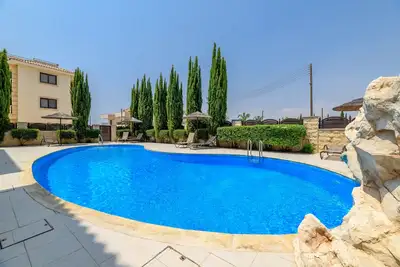 Image de Belle terrasse privée sur le toit surplombant la piscine, la mer et les montagnes