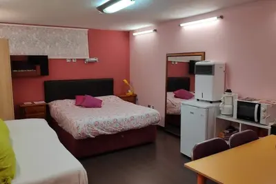 Image de chambre indépendante avec salle de bain privée au rez-de-chaussée d'un chalet