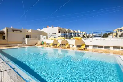 Image de 2Bed, 3 salles de bain Villa avec Cliff Top Piscine + Vues sur la Mer