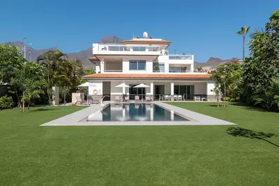 Image de 5 étoiles Luxury. Grande villa de 5 chambres et 4 salles de bains. Piscine privée chauffée.