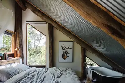 Image de Otways Loft: Cabane en rondins de 3 étages, abri partiel dans les arbres