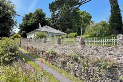 Image de Lodge house dans un magnifique parc avec vue imprenable sur la mer