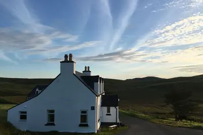 Image de Maison en pierre traditionnelle dans un paysage magnifique près de la côte, intérieur moderne