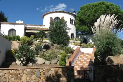 Image de Maison avec grand jardin intime avec vue sur la mer, piscine privée et tennis
