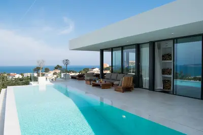 Image de Vues Spectaculaires Sur La Mer. Piscine Infinity Et Spa Au-Dessus De La Mer. Ascenseur.