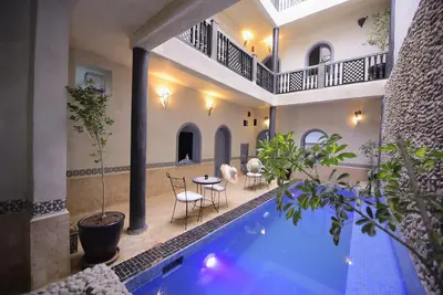Image de Riad privatisé avec piscine chauffée, jacuzzi et service hôtelier. 5 suites