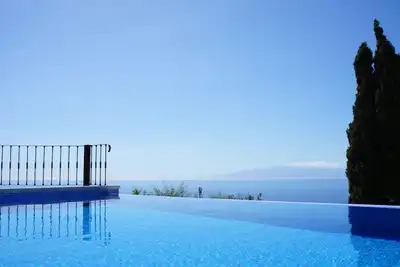 Image de Grande villa pour 6p. , WiFi, piscine chauffée à 8 minutes de la plage
