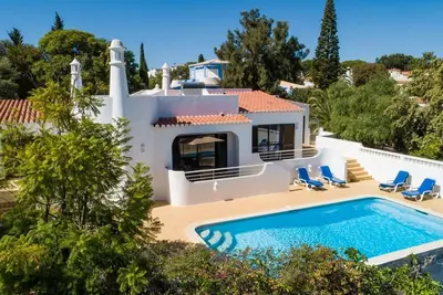Image de Situé à l'extrémité du cul de sac près de la plage et de nombreux restaurants