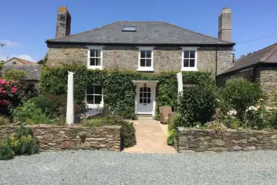 Image de Superbe maison de campagne avec piscine chauffée, jardins, emplacement rural près de la plage