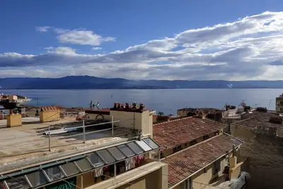 Image de appartement central lumineux, ventilé et calme avec 2 balcons et belle vue mer
