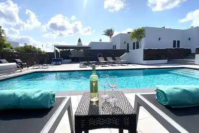 Image de Très bien situé, Wifi, bain à remous, Sky Sports, Climatisation, H piscine, table de billard