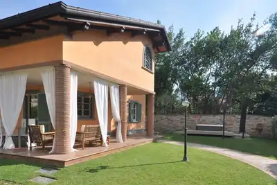 Image de Élégante villa 1500m de la mer, salle gym, sauna, barbecue, jacuzzi en jardin