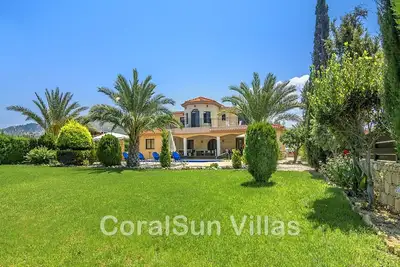 Image de Villa de luxe en front de mer, magnifique jardin, immense piscine privée, zone fantastique