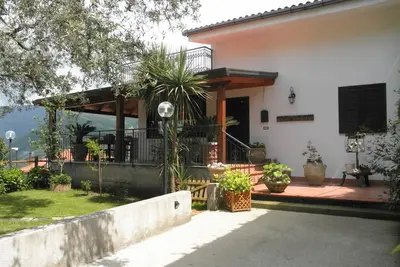 Image de maison à quelques kilomètres de la péninsule de Sorrente avec jardin et parking