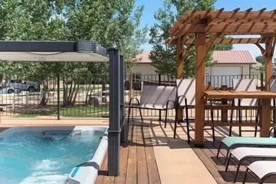 Image de Spa de nage chauffé, bain à remous, bar couvert en plein air, salle de théâtre, volley-ball sur sable