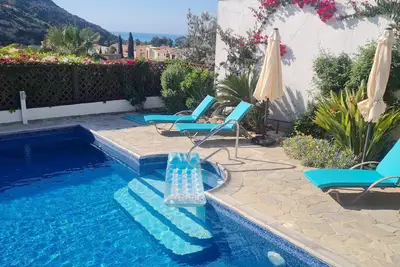 Image de Villa de luxe avec piscine privée et vue imprenable sur la mer