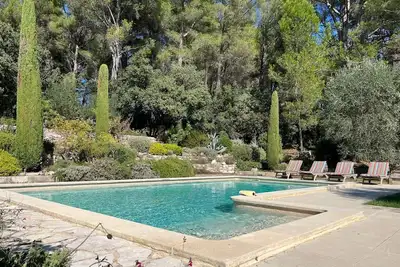 Image de Proche Eygalières, spacieux mas avec piscine et jardin en campagne