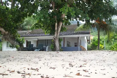 Image de En bord de mer Au Cap, Seychelles, carrément sur la plage aux sables blancs