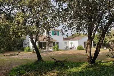 Image de maison spacieuse en bordure de la cĂ´te sauvage, Ă 100 m de la plage.
