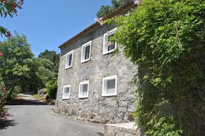 Image de L'emplacement isolé escapade parfaite avec piscine sur la terrasse.