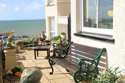 Image de 5 étoiles à Criccieth. Vue sur la mer. 1 minute de la plage. 8 personnes