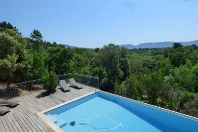 Image de Maison avec piscine privée, proche des commerces dans un espace très calme.