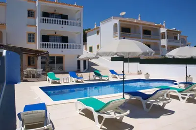 Image de Grande villa avec piscine privée, emplacement central