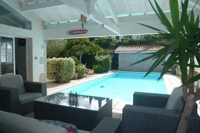 Centre ville St Jean de Luz à pied, golf à 50m. \nPiscine chauffée. Vélos fournis.