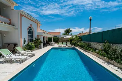 Image de Jolie villa centre ville avec jardin et piscine privée proche des bars et plage