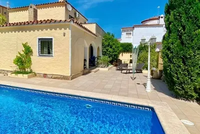 Image de Villa 8-9 personnes, 4 ch à c. , 2 sdb, piscine privée chauffée, clim. + wifi