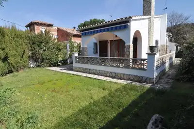 Image de Maison calme avec grand jardin, wifi et à 200 metres de la plage
