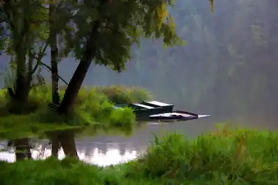 Image de Log Cabins dans la belle Highlands Of Zeliv, par un lac et de la forĂŞt. ChĂŞne Cabine