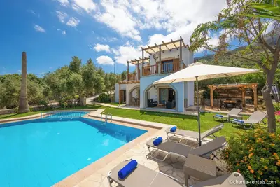 Image de Située sur un versant, la villa offre une vue magnifique sur le lac et la mer