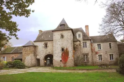 Image de Manoir Xv°s. avec sa piscine intérieure chauffée