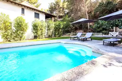 Image de villa familiale, récemment rénové pour 12 personnes près de la plage.