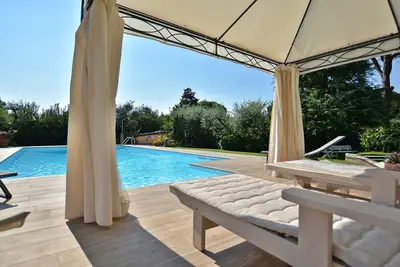 Image de Formule tout compris. Villa mitoyenne avec parc et magnifique piscine!