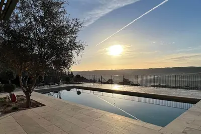 Image de Maison de caractère avec piscine dans village médiéval