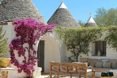 Image de Trulli de charme dans une oliveraie centenaire, à 20 minutes de la mer d'Ostuni