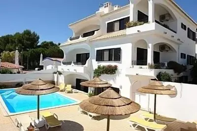 Image de Bel et confortable appartement / villa à Alvôr à seulement 300 mètres du centre