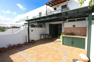 Beau duplex à Costa Teguise avec terrasse. WiFi gratuit (modem Adsl)