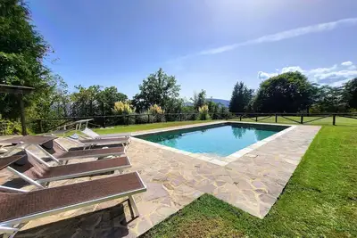 Image de Chalet totalement privé avec propre piscine, vue imprenable et proche de Barga!