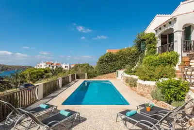 Image de Villa de luxe avec piscine, jacuzzi et vue sur la mer et Ă 5 min Ă pied des magasins et restaurants